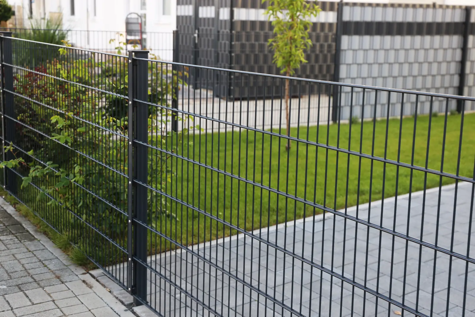 Stabgitterzaun mit Sichtschutz